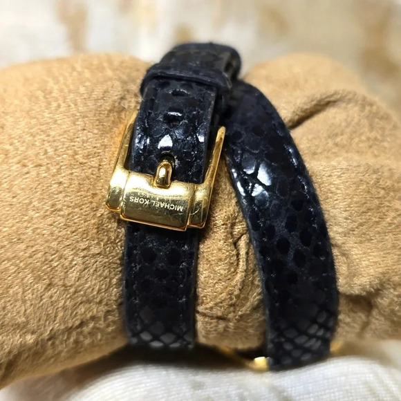 Michael Kors Runway MK2256 Women's Black Leather Analog Dial Quartz Watc… - Picture 4 of 6